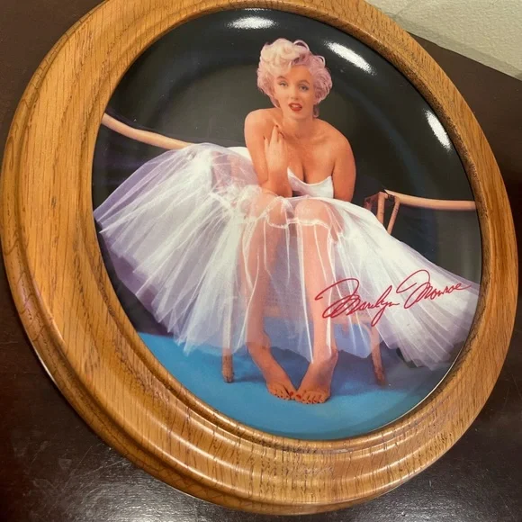Marilyn Monroe Vintage Decorative Plate with Wooden Frame - Picture 2 of 12